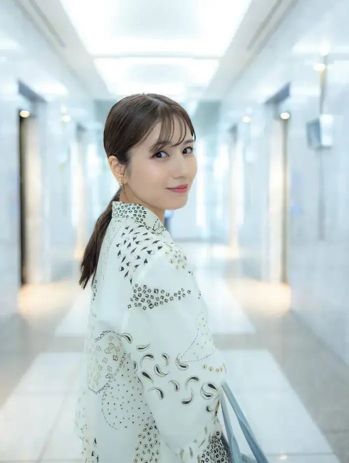【堤礼実の高画質エロ画像36枚】人気美人女子アナの初フォトブックグラビア＆オフショット 34th image