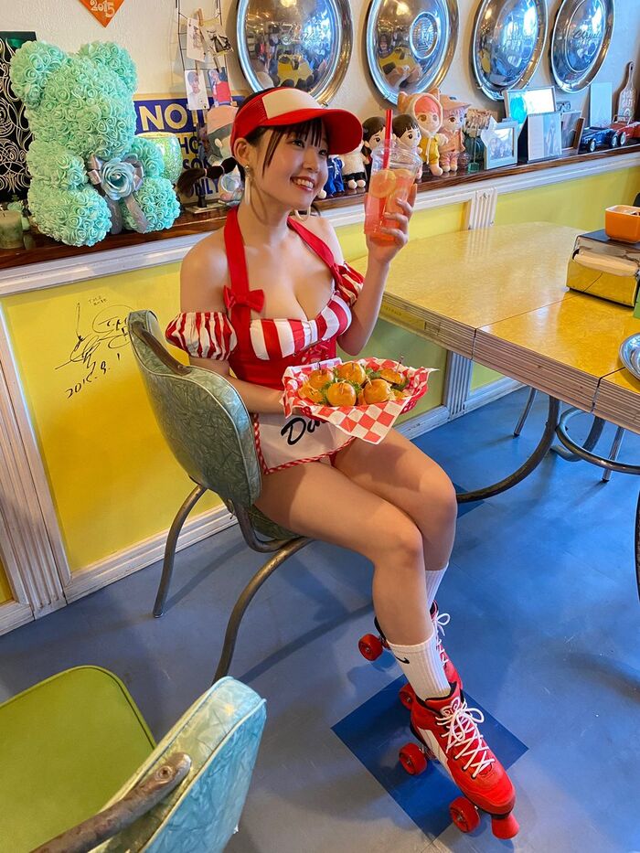 'Loli big once in 1000 years' Hiyori Hanasaki returns to swimsuit gravure for the first time in a year and fans are very excited about the off-shot image of the wwG cup alive and well! Empty-handed photo book collection available 13th image