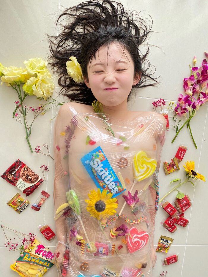 'Loli big once in 1000 years' Hiyori Hanasaki returns to swimsuit gravure for the first time in a year and fans are very excited about the off-shot image of the wwG cup alive and well! Empty-handed photo book collection available 15th image