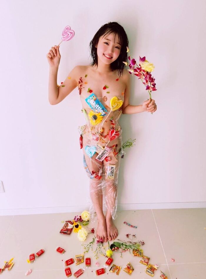 'Loli big once in 1000 years' Hiyori Hanasaki returns to swimsuit gravure for the first time in a year and fans are very excited about the off-shot image of the wwG cup alive and well! Empty-handed photo book collection available 17th image