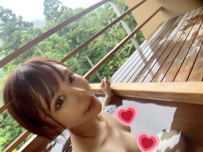 152 hot spring selfie erotic images! A beautiful woman with cherry-colored skin and wet hair in the bathtub 31th image
