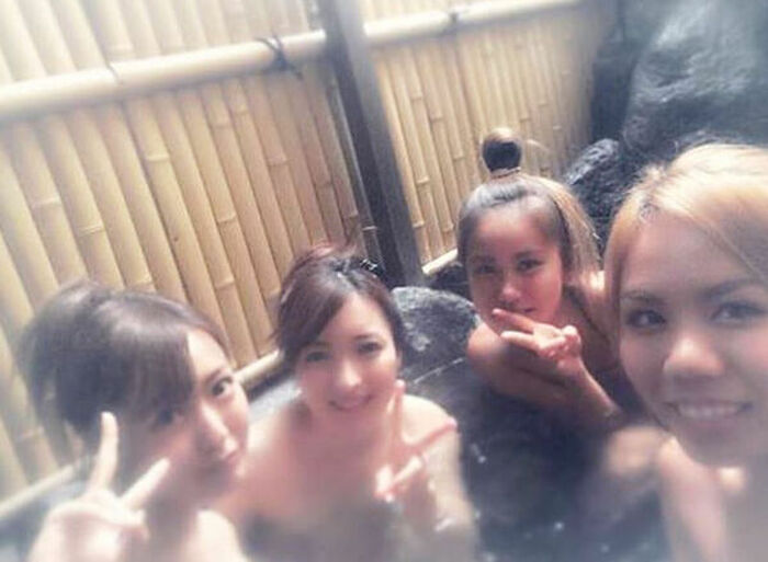 152 hot spring selfie erotic images! A beautiful woman with cherry-colored skin and wet hair in the bathtub 34th image