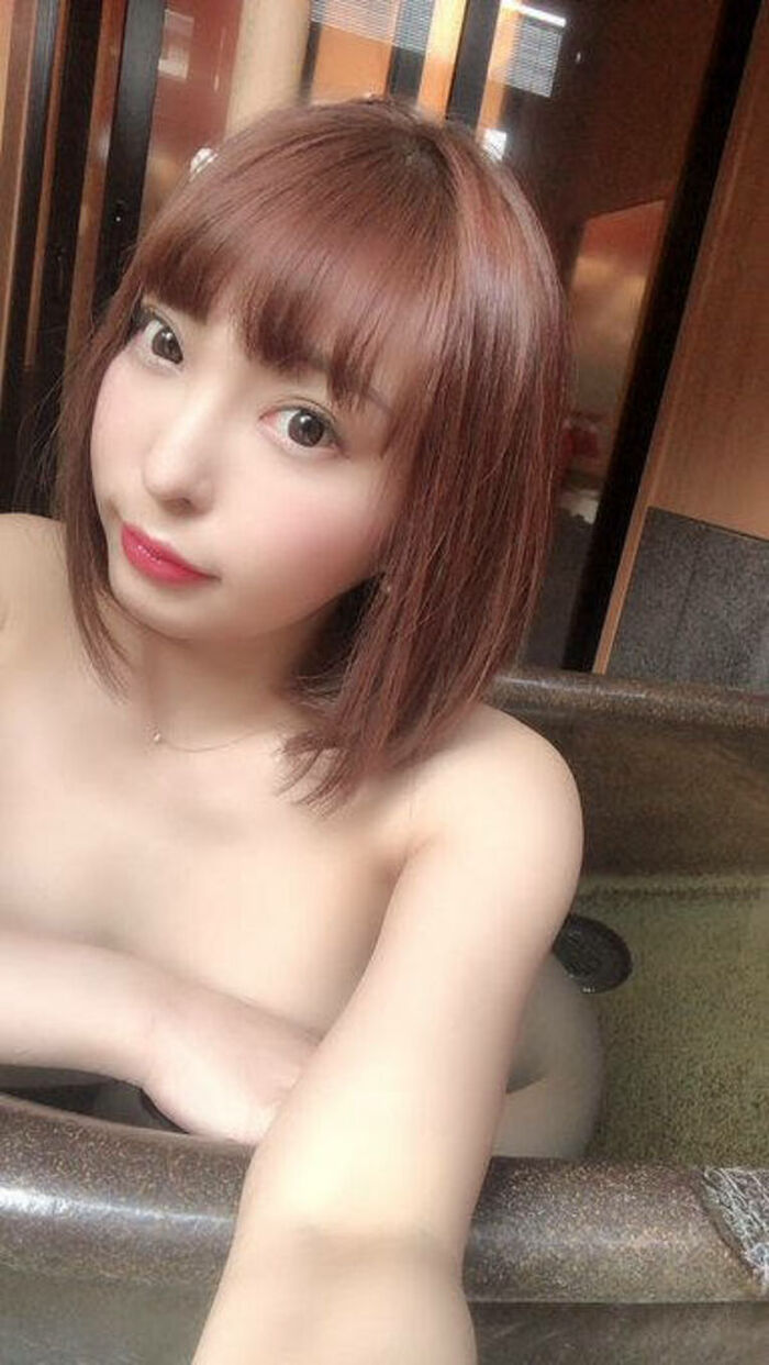 152 hot spring selfie erotic images! A beautiful woman with cherry-colored skin and wet hair in the bathtub 35th image