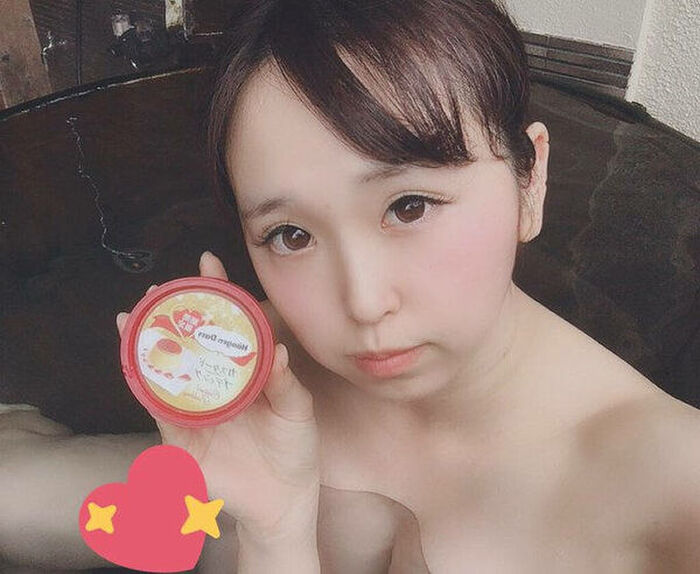 152 hot spring selfie erotic images! A beautiful woman with cherry-colored skin and wet hair in the bathtub 39th image