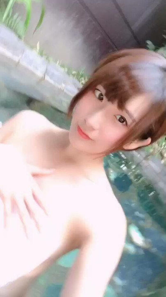 152 hot spring selfie erotic images! A beautiful woman with cherry-colored skin and wet hair in the bathtub 42th image