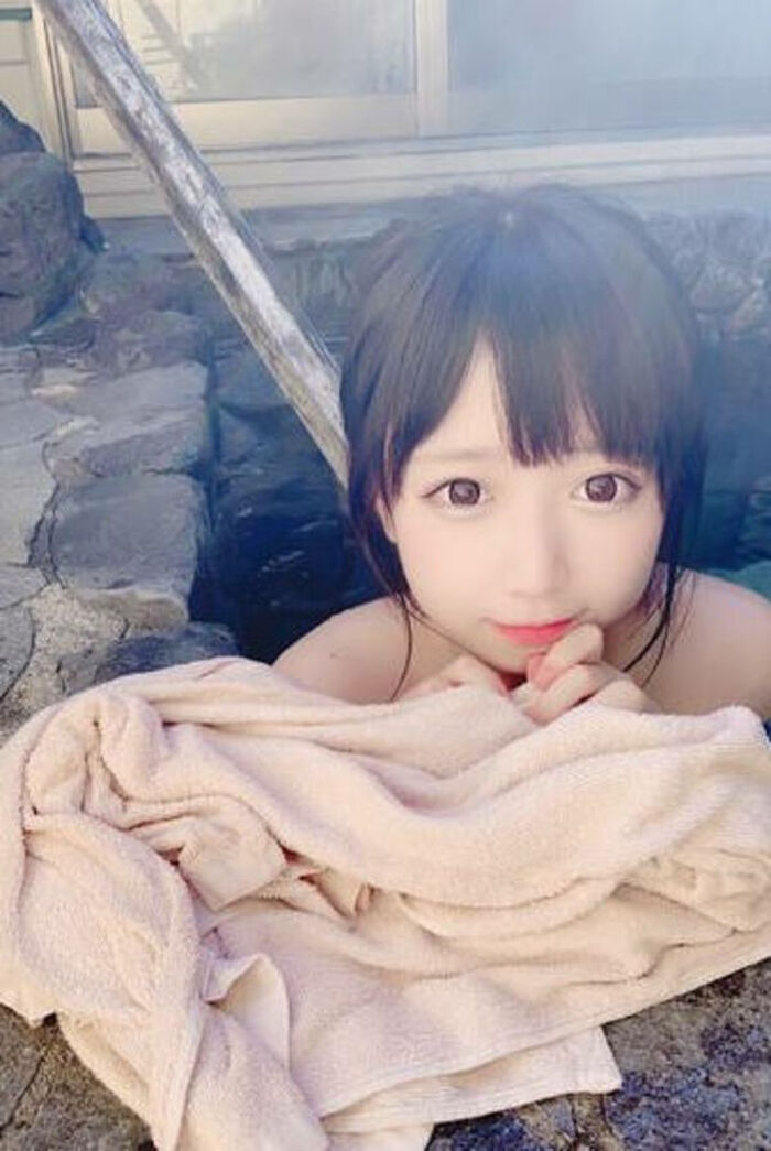 152 hot spring selfie erotic images! A beautiful woman with cherry-colored skin and wet hair in the bathtub 45th image