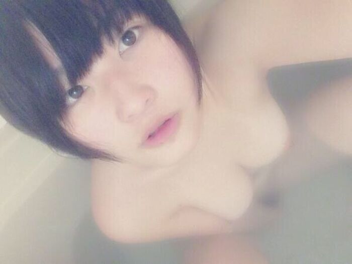 152 hot spring selfie erotic images! A beautiful woman with cherry-colored skin and wet hair in the bathtub 68th image