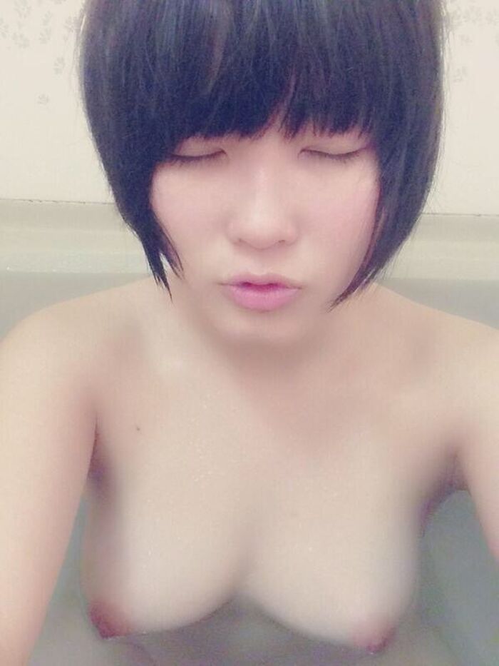 152 hot spring selfie erotic images! A beautiful woman with cherry-colored skin and wet hair in the bathtub 69th image