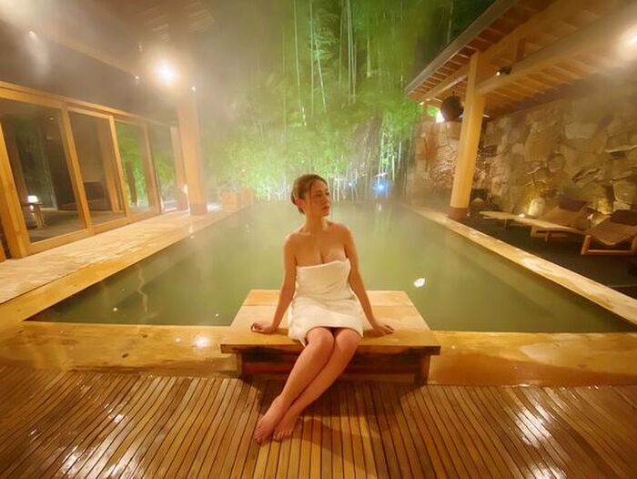 152 hot spring selfie erotic images! A beautiful woman with cherry-colored skin and wet hair in the bathtub 90th image