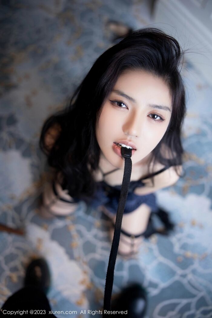 XiuRen第6391期_模特浅浅Danny半脱深蓝色条纹T恤露黑色�bud�丝内衣完美诱惑Photo 80P 2th image