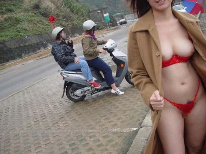 Nice buddy exhibitionist amateur girls proudly get naked outdoors 9th image