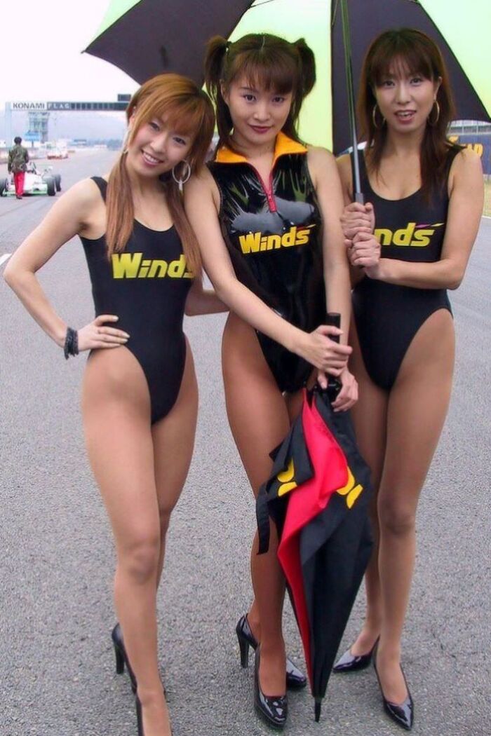 Erotic image of a race queen with a high-leg crotch radical 15th image