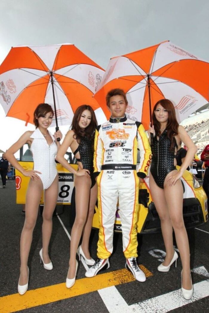 Erotic image of a race queen with a high-leg crotch radical 21th image