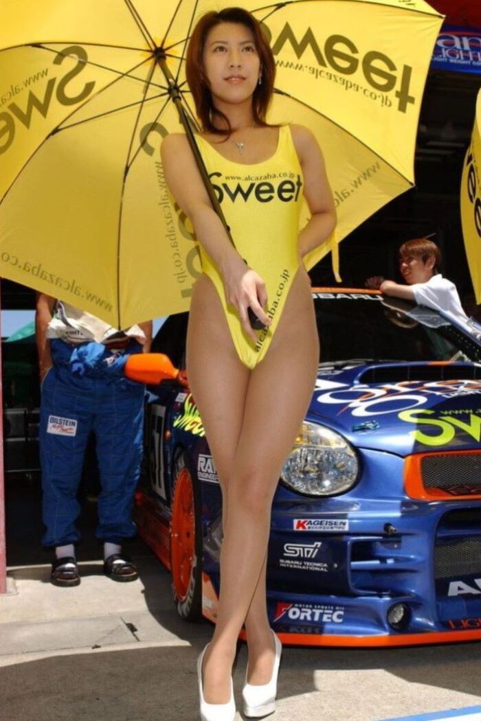 Erotic image of a race queen with a high-leg crotch radical 24th image