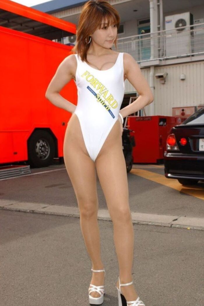 Erotic image of a race queen with a high-leg crotch radical 36th image
