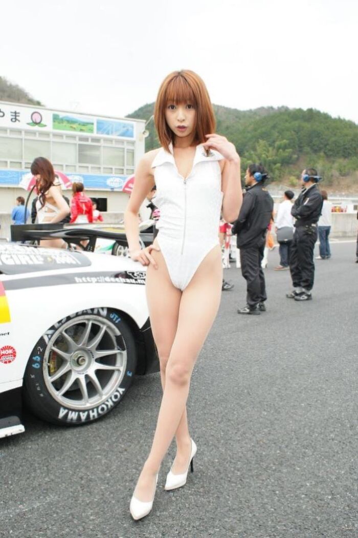 Erotic image of a race queen with a high-leg crotch radical 41th image