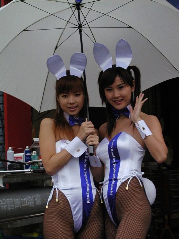 Erotic image of a race queen with a high-leg crotch radical 5th image