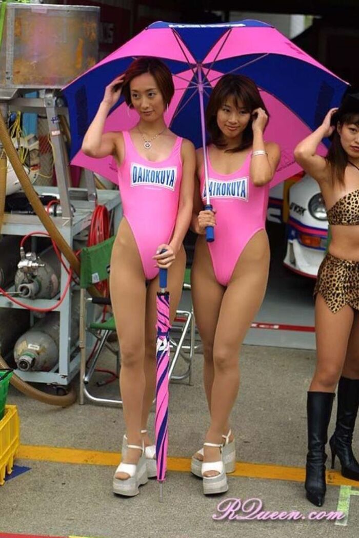 Erotic image of a race queen with a high-leg crotch radical 83th image