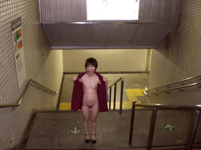 Outdoor exposure image of mature woman wandering around naked by amateur aunt 52th image