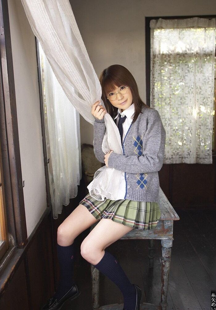 Mei Itoya of a high school girl in glasses is an erotic cute nude image 5th image