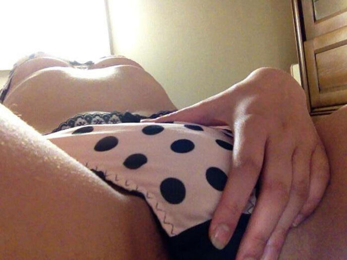 承認欲求高め女性の股間を接写した自撮りエロ画像32枚 23th image