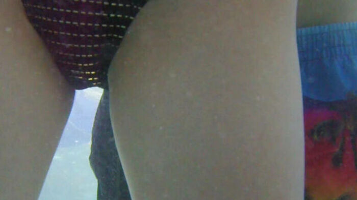 水着股間 エロ動画像66枚！水着女子のマンスジ ハミ毛やモリマン ビキニパンツがエロくて抜ける!! 6th image