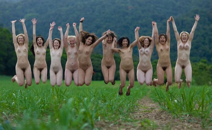 【三次元】裸でジャンプする女性達のヌードエロ画像 40枚 9th image