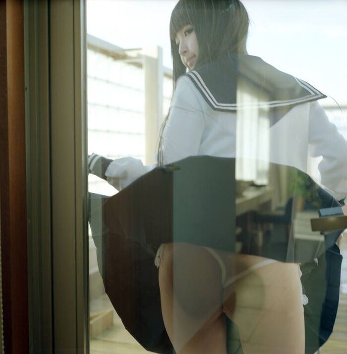 Erotic image of JK's pants being a T-back 26th image