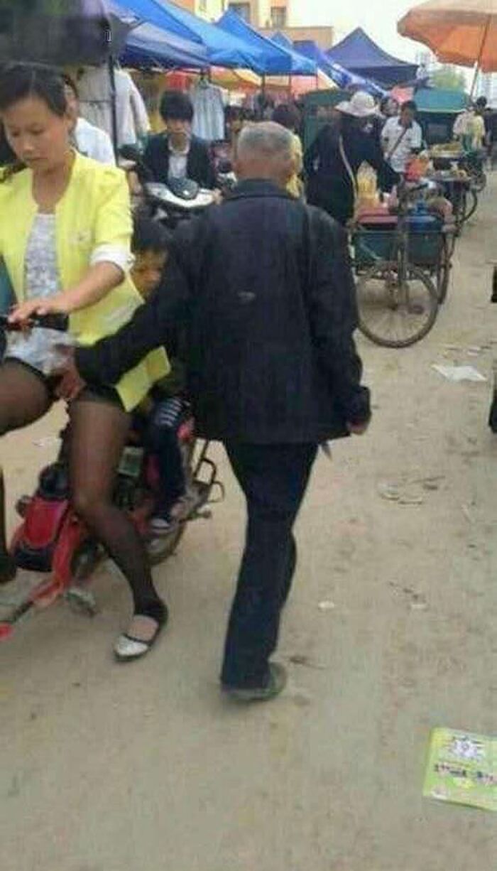 【Super Video】Qi cow touches a girl's ass without permission wwwwww 8th image
