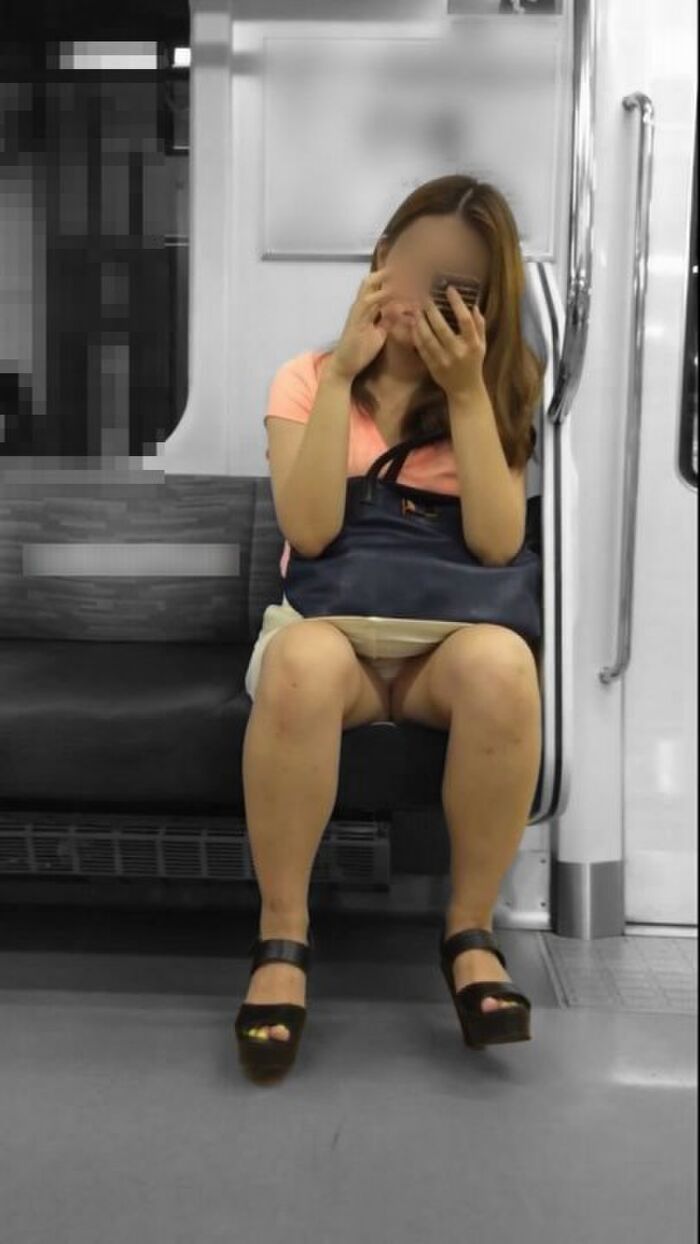 Speaking of trains, it is truly a treasure trove of panchira! You just keep your eyes on your crotch, don't you? 10th image