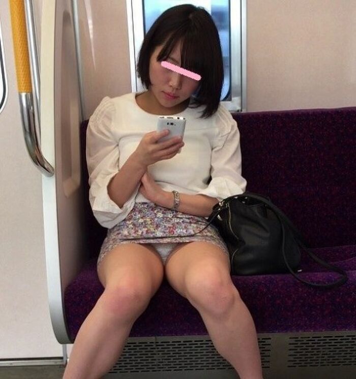 Speaking of trains, it is truly a treasure trove of panchira! You just keep your eyes on your crotch, don't you? 13th image