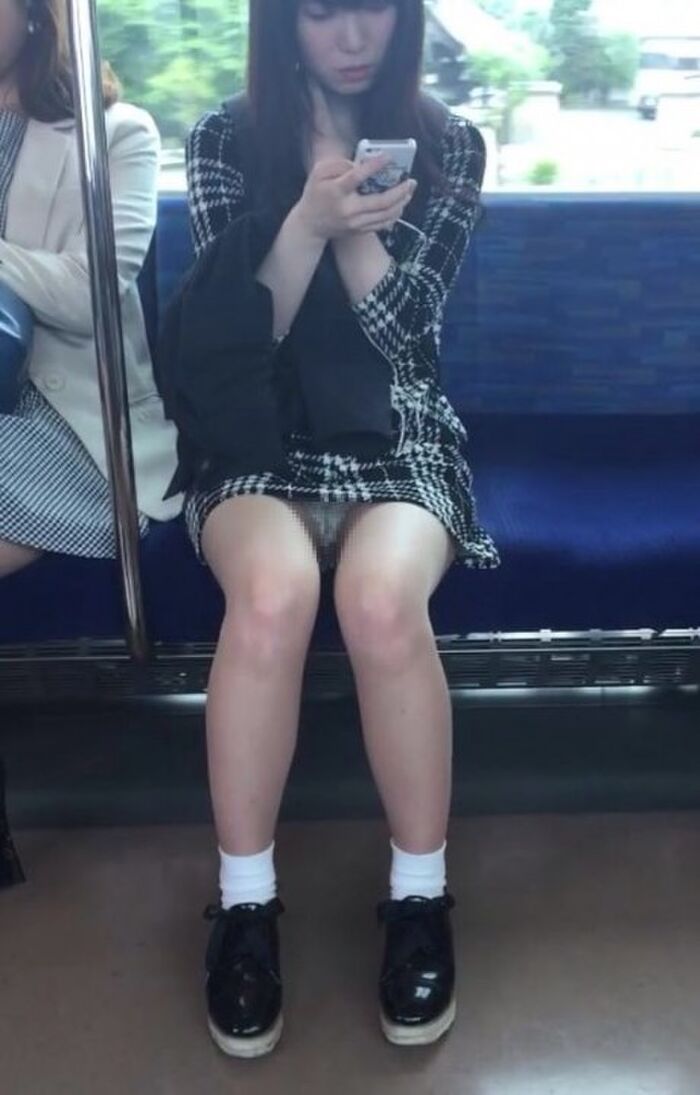 Speaking of trains, it is truly a treasure trove of panchira! You just keep your eyes on your crotch, don't you? 2th image