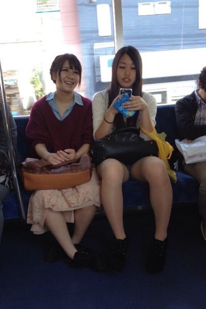 Speaking of trains, it is truly a treasure trove of panchira! You just keep your eyes on your crotch, don't you? 24th image