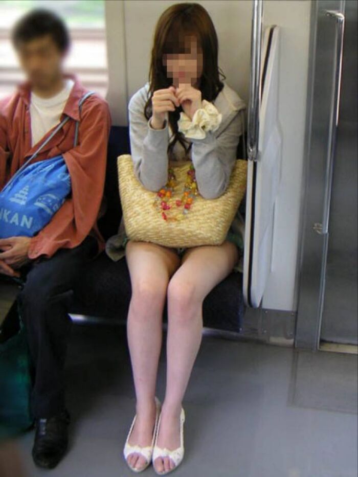 Speaking of trains, it is truly a treasure trove of panchira! You just keep your eyes on your crotch, don't you? 25th image