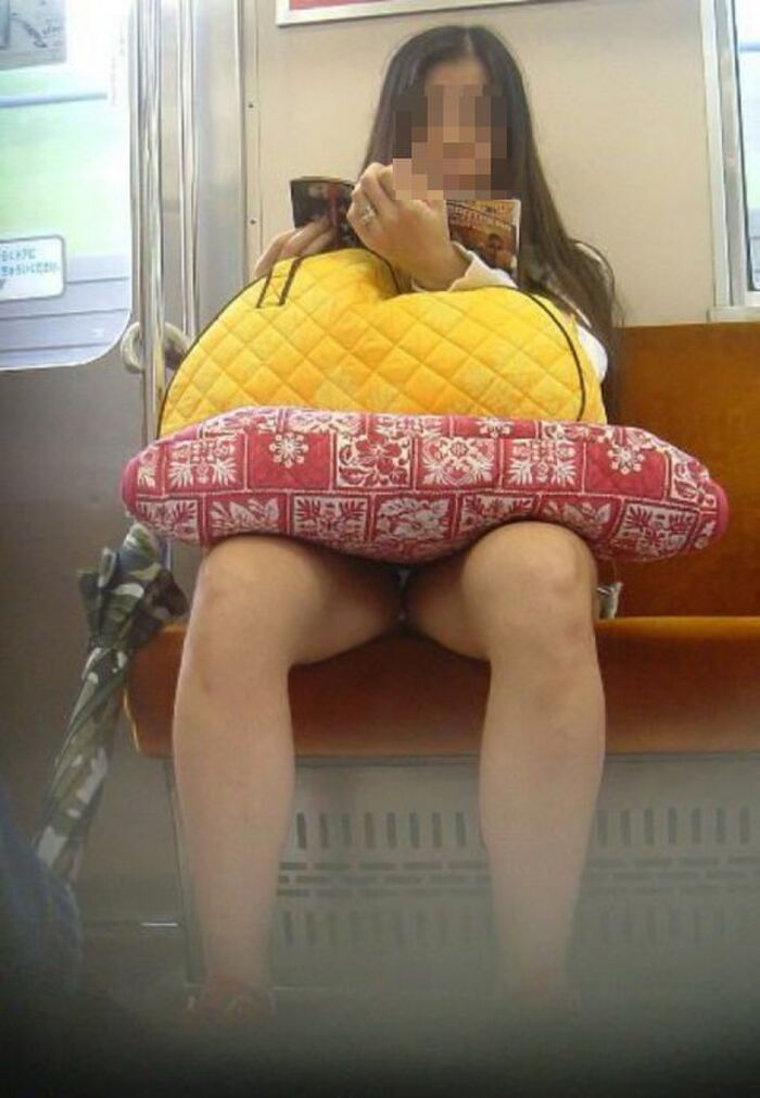 Speaking of trains, it is truly a treasure trove of panchira! You just keep your eyes on your crotch, don't you? 27th image
