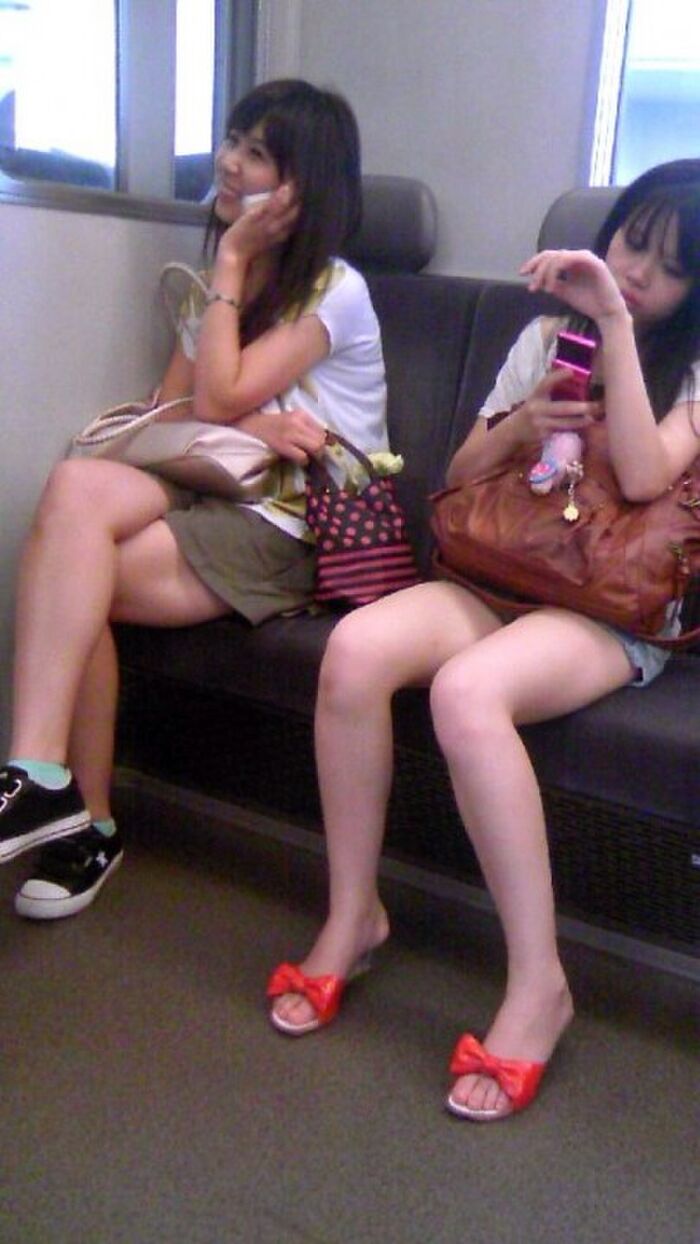 Speaking of trains, it is truly a treasure trove of panchira! You just keep your eyes on your crotch, don't you? 33th image
