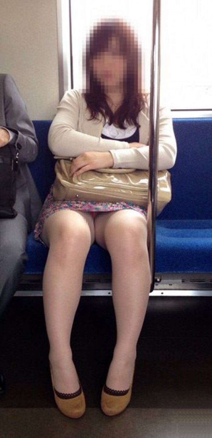 Speaking of trains, it is truly a treasure trove of panchira! You just keep your eyes on your crotch, don't you? 35th image