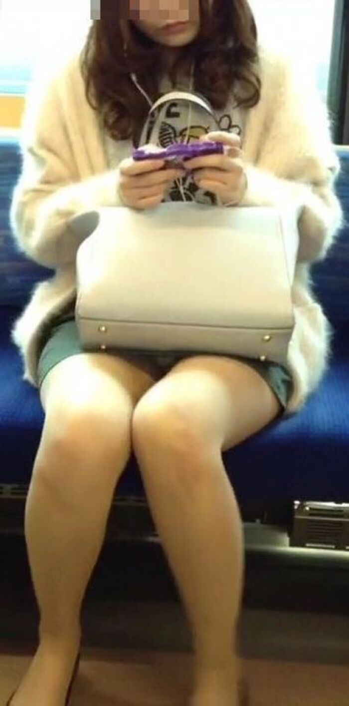 Speaking of trains, it is truly a treasure trove of panchira! You just keep your eyes on your crotch, don't you? 37th image
