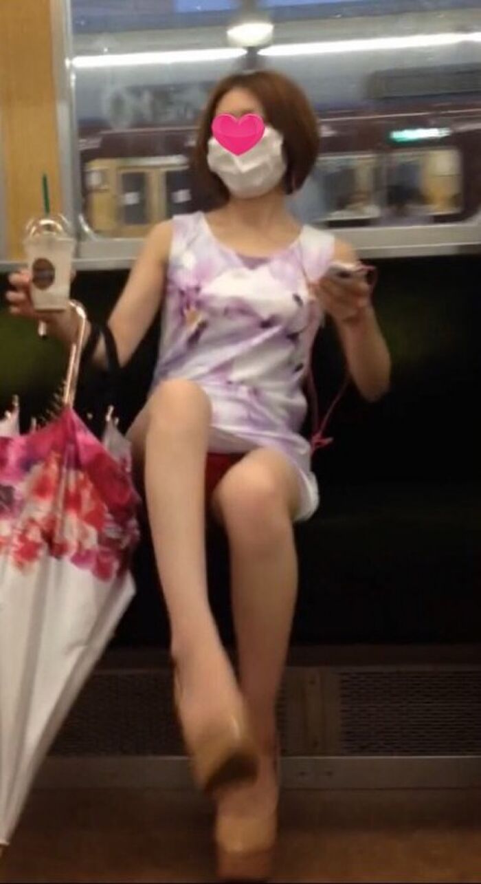 Speaking of trains, it is truly a treasure trove of panchira! You just keep your eyes on your crotch, don't you? 39th image