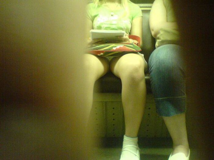 Speaking of trains, it is truly a treasure trove of panchira! You just keep your eyes on your crotch, don't you? 50th image