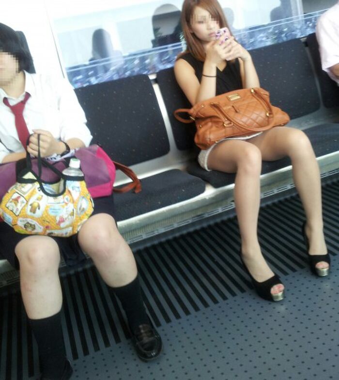 Speaking of trains, it is truly a treasure trove of panchira! You just keep your eyes on your crotch, don't you? 54th image
