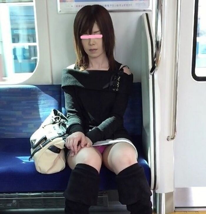 Speaking of trains, it is truly a treasure trove of panchira! You just keep your eyes on your crotch, don't you? 6th image