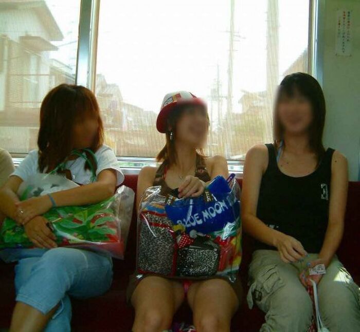 Speaking of trains, it is truly a treasure trove of panchira! You just keep your eyes on your crotch, don't you? 8th image