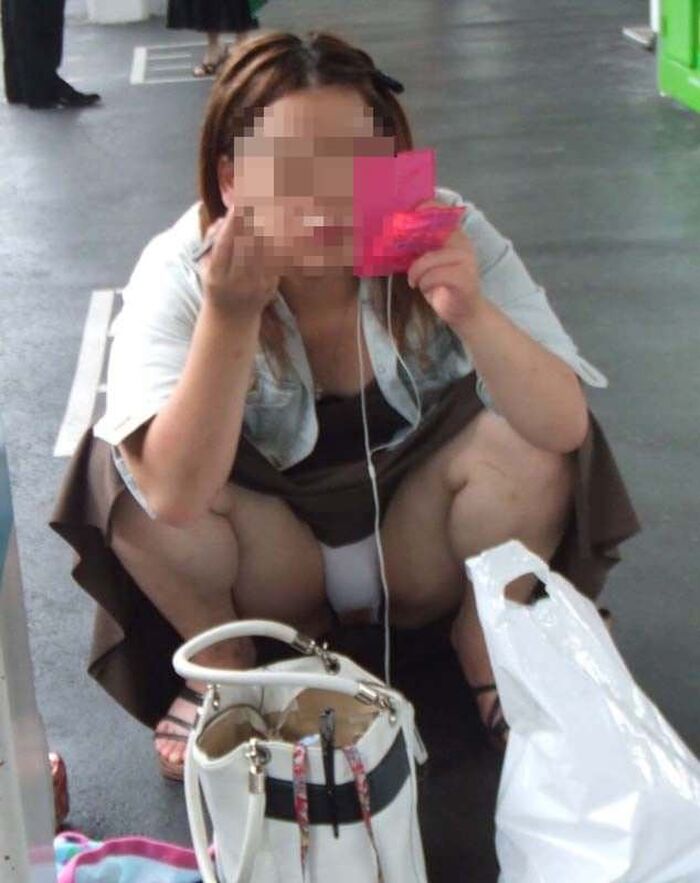 豪快に股を開いてパンチラしているもんだから盗撮を敢行！！！！ 19th image