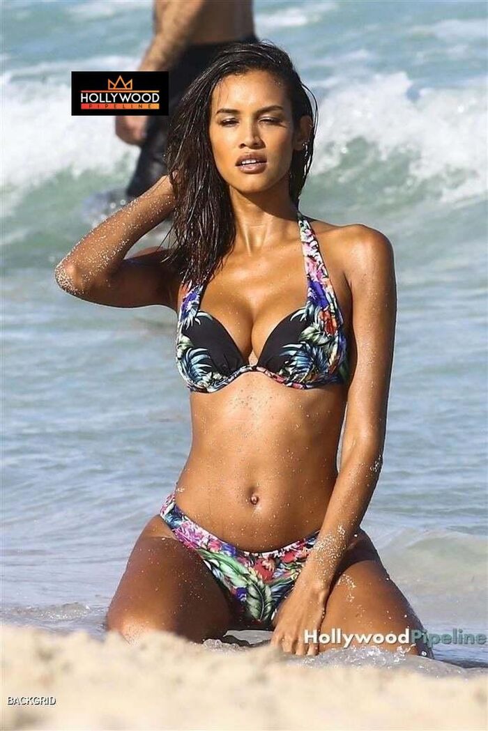 【3D】40 erotic images of beautiful foreigners exposing their bodies in outstanding style on the beach Model Bikini 8th image