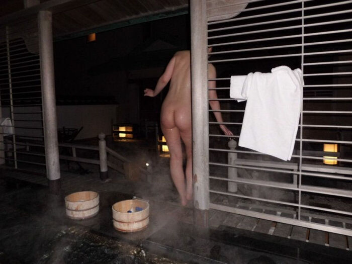 Erotic image of hot spring buttocks exposed 43th image