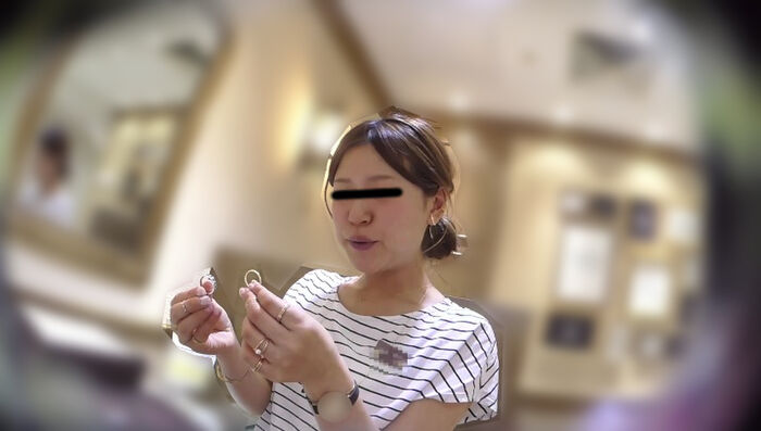 The inside of the skirt of the jewelry shop clerk was elegant pure white pants. 3th image