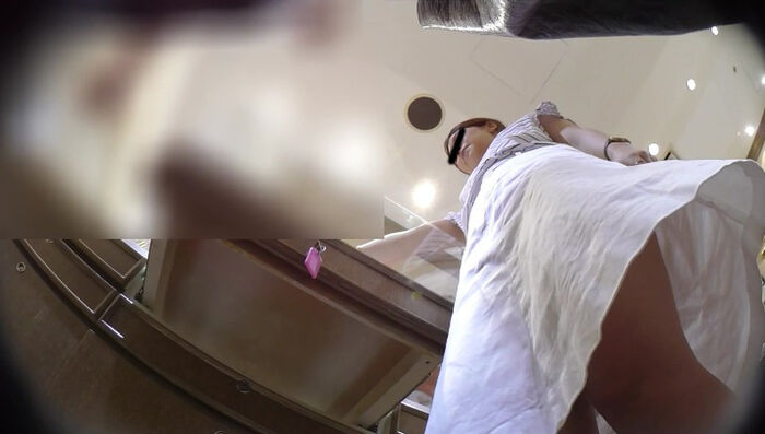 The inside of the skirt of the jewelry shop clerk was elegant pure white pants. 4th image
