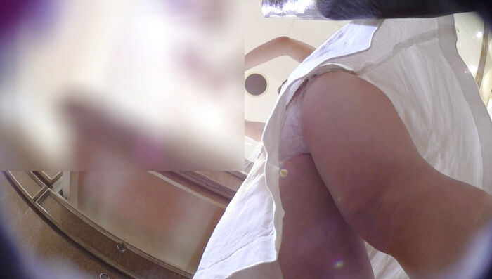 The inside of the skirt of the jewelry shop clerk was elegant pure white pants. 5th image