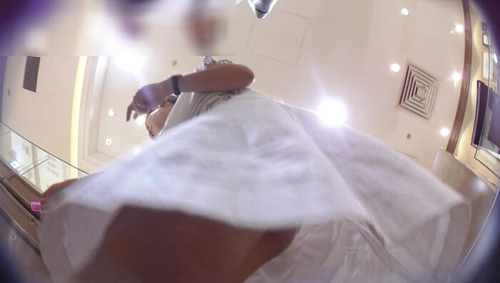 The inside of the skirt of the jewelry shop clerk was elegant pure white pants. 7th image